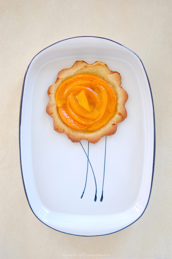 Sinemage flower-like Abricot tartelette on white platter