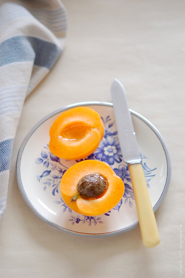 Sinemage Apricot sliced on blue plate