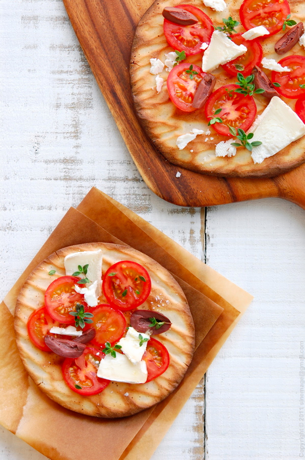 Sinemage Cheat pizza flatbread wit tomatoes and goat cheese